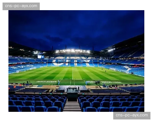 球迷航拍显示，伊蒂哈德球场外现巨型“城市足球集团”横幅