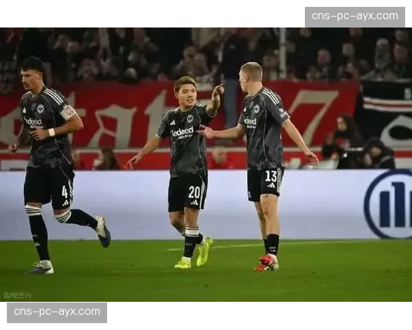 特写:不莱梅老将弗里德尔职业生涯第400场德甲赛后接受全场致敬