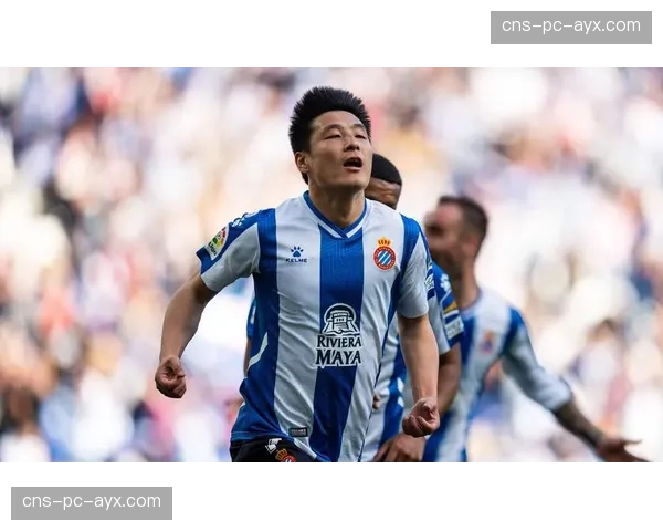 特写瞬间：前西班牙人球星武磊现身巴塞罗那，现场观看老东家比赛